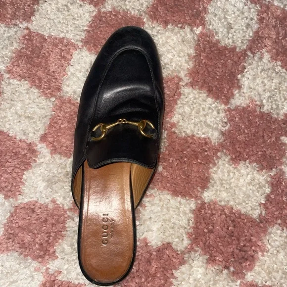 Gucci slides ! A staple - Picture 2 of 2